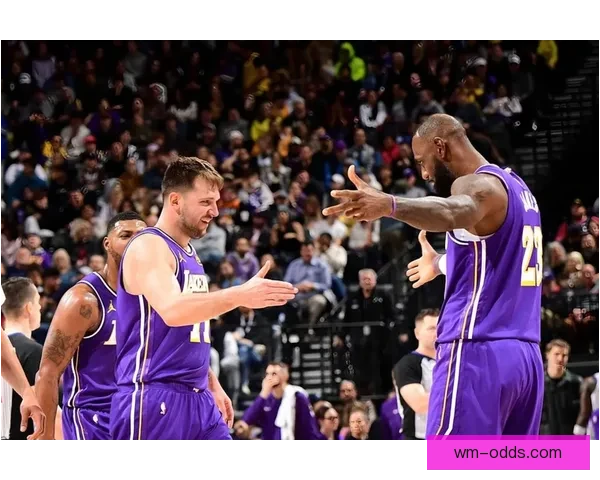 东契奇复出砍下42分12助 湖人力克骑士里夫斯艾顿发挥出色